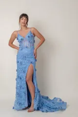 Vestido largo de fiesta en tul celeste pastel bordado con flores en tela. Tiene breteles finos, escote en V, top con ballenas y tajo alto en la pierna.