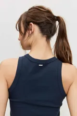 Musculosa blanca de tejido acanalado con cuello redondo y diseño ajustado.