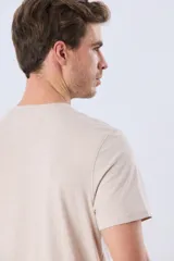 Remera azul de manga corta y cuello redondo, con texto bordado en el pecho.