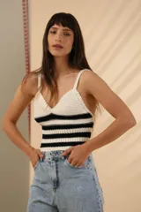 Top tejido a crochet con breteles finos, escote en V y diseño a rayas horizontales en crudo y azul marino.