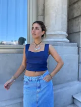 Top corto color lila con escote cuadrado y breteles anchos.