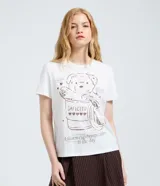 Remera de algodón blanca de manga corta y cuello redondo, con estampa frontal en tono marrón de un oso asomándose desde una taza con la inscripción "Cafecito".