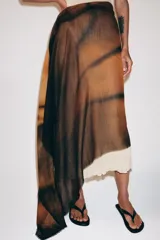 Pañuelo rectangular estampado con diseño degradado en tonos tostado y marrón oscuro, confeccionado en mezcla de modal y seda, con bordes deshilachados.