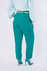 Pantalón de vestir verde esmeralda con pinzas, corte recto y bolsillos laterales.