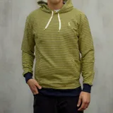 Canguro rústico a rayas horizontales amarillas y azul marino, con capucha y cordones blancos.