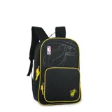 Mochila escolar negra con detalles en amarillo, con el logo de los Miami Heat y de la NBA. Cuenta con un compartimento principal con cierre, un bolsillo frontal con cierre y correas ajustables acolchadas.