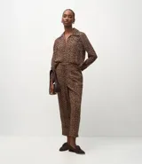 Pantalón de corte sastre en tejido crepé con estampado animal print de leopardo. Presenta un diseño fluido con cintura elástica y cordón de ajuste frontal.