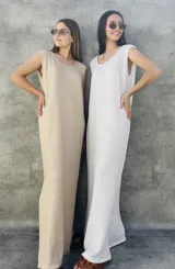Vestido largo color beige, de tejido waffle con lurex, corte recto y sin mangas.
