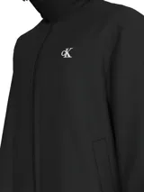 Campera negra con capucha y cierre frontal, con logo CK bordado en blanco en el pecho.