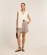 Short de sastrería de cintura alta, color gris, con pliegues frontales, trabillas y un cinturón fino de poliuretano incluido.