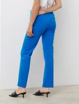 Pantalón de gabardina elastizada celeste, marca Zac & Rachel. Modelo recto con pretina ancha con faja interna modeladora, largo de pierna y costura frontal pespunteada.