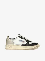 Zapatillas urbanas Autry Super Vintage Low, con detalles en cuero blanco, negro y plateado.