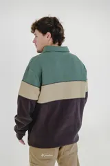 Buzo de cuello polo con cierre de cremallera, color verde, beige y negro, con logo 'Pulau' estampado en el pecho.