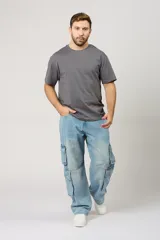 Pantalón de jean estilo baggy cargo, color azul claro con efecto lavado. Presenta bolsillos laterales tipo cargo en los muslos, corte holgado y diseño de pierna ancha.