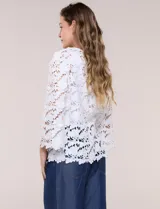 Chaqueta de encaje calado blanco, con escote en V, frente abierto y mangas 3/4 acampanadas con terminación festonada.