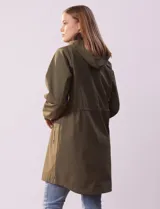 Gabardina impermeable color beige, marca Weatherproof, con cierre central, bolsillos delanteros con botones a presión, capucha desmontable y forro interno.
