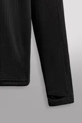 Sudadera técnica color vino tinto, de manga larga, con cuello subido y cierre frontal de cremallera. Presenta un bolsillo frontal con cierre de cremallera oculta en costura y detalle de logo estampado. El tejido tiene estructura waffle en el interior.