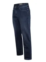 Jeans de corte regular fit en denim color azul oscuro, con diseño clásico de cinco bolsillos, cierre frontal con botón y bragueta con cierre.