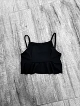 Top corto con tirantes finos y volado en el bajo.