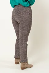 Pantalón recto alicrado color visón con diseño camuflado, bolsillos traseros y delanteros falsos.