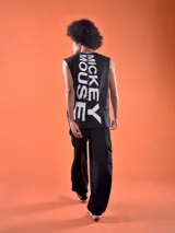 Musculosa negra con estampa frontal de los números 19 y 28 en color blanco.