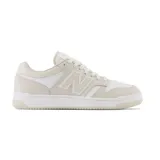 Championes urbanos New Balance modelo BB 480 LBA, color crema y blanco, confeccionados en cuero y material sintético, con logo "N" característico en los laterales y suela de goma.
