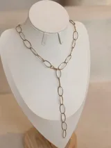 Collar de acero quirúrgico dorado, compuesto por eslabones ovalados grandes con diseño tipo corbatero.