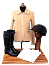 Chaqueta color beige de lana con cierre frontal y bolsillos laterales con cierre.