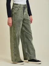 Pantalón de jean de corte ancho, color azul con efecto gastado.