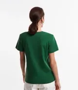 Remera básica celeste de media malla, con escote en V y mangas cortas.