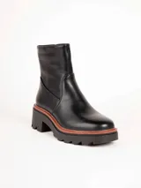Bota de cuero color marrón con suela track y taco cuadrado acanalado.