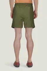 Short de baño verde con cintura elástica y cordón ajustable.