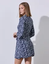 Conjunto de bata y camisón marca René Rofé. Camisón gris con estampado floral rosa, escote en V y aplique de encaje. Breteles regulables. Bata gris con estampado floral rosa y lazo de ajuste.