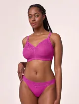 Bombacha tipo colaless de microfibra color beige, con detalle de encaje floral en la parte superior y elásticos planos.