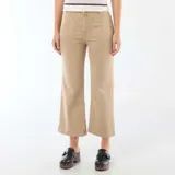 Pantalón de corte wide leg color beige, con bolsillos frontales tipo parche y cierre de botón y cremallera.