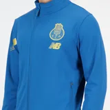 Campera de fútbol New Balance FC Porto Pre-Game, color azul con detalles dorados en hombros y logos del club y la marca en dorado.
