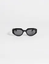 Lentes de sol con montura hexagonal color carey y lentes negras.