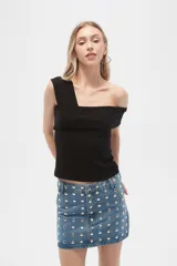 Top blanco de poliéster, al cuerpo, con bretel ancho y cuello asimétrico.