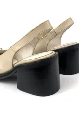 Zapato de cuero color beige con taco bloque negro, punta cuadrada y tira trasera con ajuste elástico.