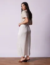 Pantalón negro de corte ancho, con pretina elastizada y lazo de ajuste.