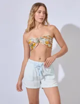 Short color verde militar de tencel, marca Workshop, con pretina ancha elastizada con lazo de ajuste y bolsillos delanteros.