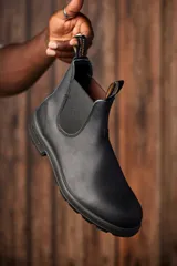 Botas de cuero negro Blundstone modelo 510, con elásticos laterales y tiradores con logo. Suela de goma antideslizante y entresuela acolchada.