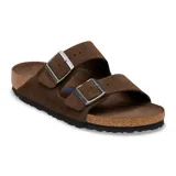 Sandalias Birkenstock modelo Arizona de gamuza color marrón, con doble tira ajustable con hebillas metálicas, plantilla anatómica de corcho y suela de goma negra.