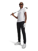 Pantalón de golf Under Armour modelo UA Drive, color negro, de corte ajustado en las piernas. Confeccionado con tejido elástico de alto rendimiento que incluye tecnología UA Storm repelente al agua, protección UPF 50+ y control de olores. Cuenta con cintura elástica, bolsillos laterales abiertos y bolsillos traseros.