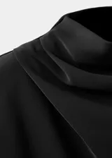 Vestido corto negro con cuello drapeado y mangas largas, de diseño recto.