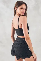 Top negro de viscosa con escote en V y breteles anchos.