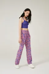 Pantalon de tiro alto con estampado floral en tonos rosados y azules, de corte recto y confeccionado en viscosa.