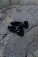 Zapatos de cuero color chocolate con diseño de punta cuadrada, taco bloque bajo y tira ajustable al tobillo con hebilla metálica.