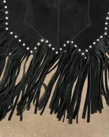 Chaleco de cuero negro con diseño de chaleco vaquero, adornado con tachas plateadas a lo largo de los bordes y flecos largos en el ruedo.