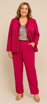 Chaqueta de crepe color fucsia con diseño de corte recto y detalle de guarda de lentejuelas a lo largo de la solapa frontal.